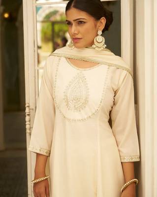 Floral embroidered silk blend round neck kurta trosuer & dupatta set 4