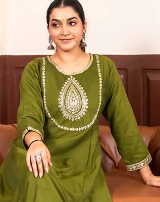 Floral embroidered silk blend round neck kurta trosuer & dupatta set 3