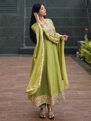 Floral embroidered silk round neck kurta trosuer & dupatta set 2