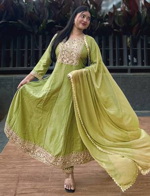 Floral embroidered silk round neck kurta trosuer & dupatta set 3