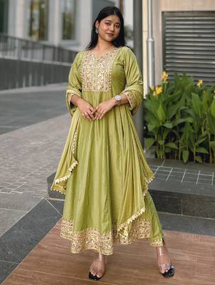 Floral embroidered silk round neck kurta trosuer & dupatta set 4