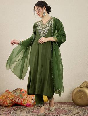 Floral embroidered silk blend v neck kurta trosuer & dupatta set 1