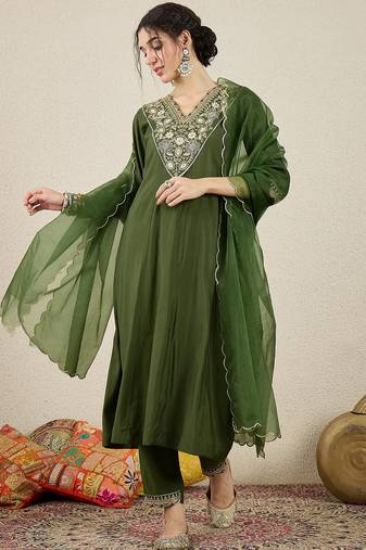 Floral embroidered silk blend v neck kurta trosuer & dupatta set