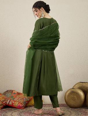 Floral embroidered silk blend v neck kurta trosuer & dupatta set 3