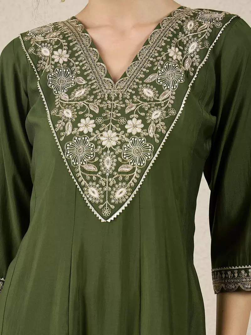 Floral embroidered silk blend v neck kurta trosuer & dupatta set
