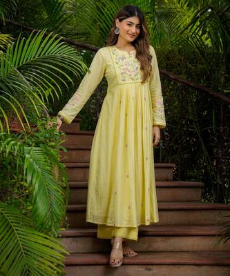 Yellow chanderi silk sequin embroidered round neck kurta set with dupatta 3