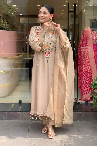 Cream chanderi silk sequin embroidered v neck kurta set with dupatta