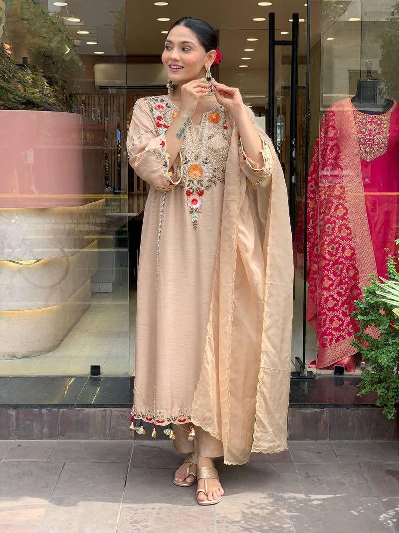 Cream chanderi silk sequence embroidered v neck kurta set with dupatta
