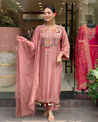 Peach chanderi silk sequin embroidered v neck kurta set with dupatta 1