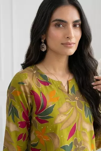 Women latest green floral printed crepe kurta with palazzos set