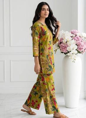 Women latest green floral printed crepe kurta with palazzos set 3