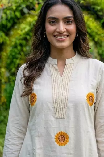  women off-white embroidered cotton a-line kurta with trousers