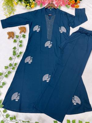 Women blue cotton printed kurta with trousers co-ord set 4