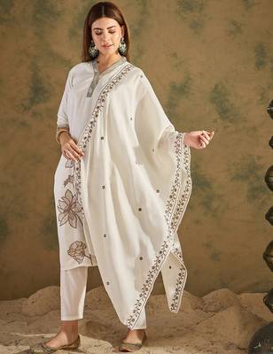 Floral embroidered silk blend v neck kurta trouser & dupatta set 4