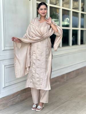 Floral embroidered silk blend v neck kurta trouser & dupatta set 2