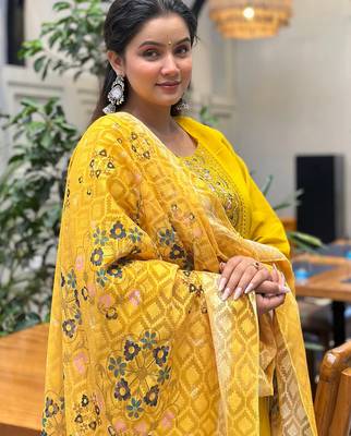 Floral embroidered silk blend round neck kurta trouser & dupatta set 3