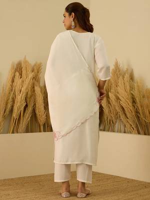 Floral embroidered silk blend v neck kurta trouser & dupatta set 2