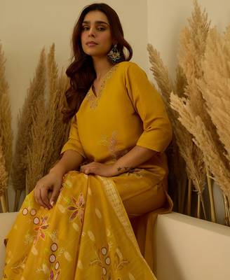 Floral embroidered silk blend v neck kurta trouser & dupatta set 3