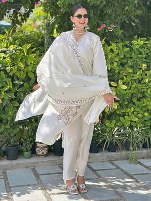 Floral embroidered silk blend v neck kurta trouser & dupatta set 1