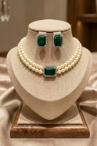 Elegant emerald green pearl necklace set with stud earrings for women
