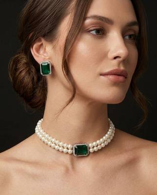 Elegant emerald green pearl necklace set with stud earrings for women 2