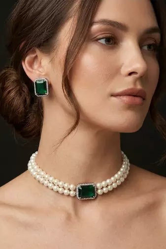 Elegant emerald green pearl necklace set with stud earrings for women