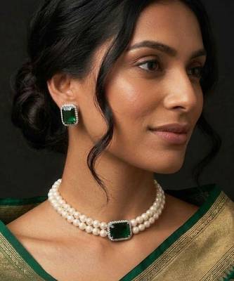 Elegant emerald green pearl necklace set with stud earrings for women 3