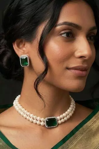 Elegant emerald green pearl necklace set with stud earrings for women