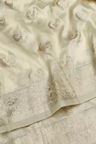 Cream zari woven silk blend saree with blouse piece