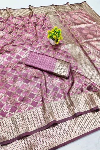 Magenta zari woven silk blend saree with blouse piece