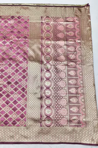 Magenta zari woven silk blend saree with blouse piece