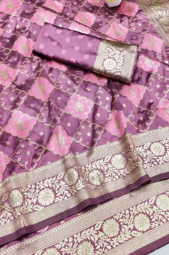 Magenta zari woven silk blend saree with blouse piece