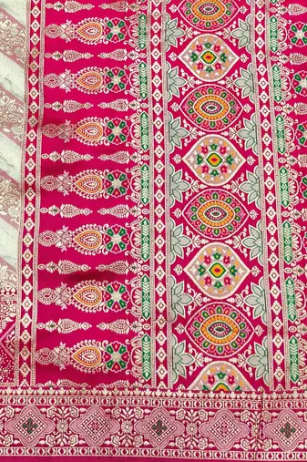 Cream zari woven silk blend saree with blouse piece