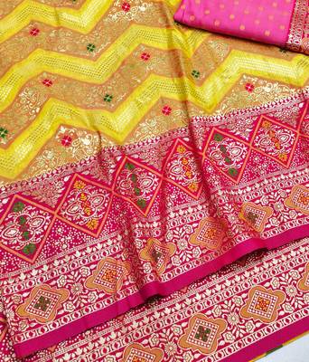 Gold zari woven silk blend saree with blouse piece 3