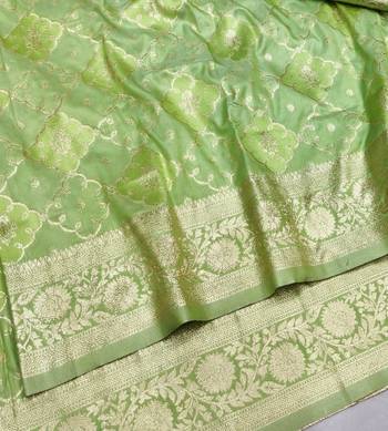 Green zari woven silk blend saree with blouse piece 3