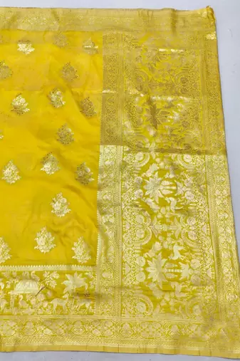Gold zari woven silk blend saree with blouse piece
