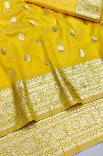Gold zari woven silk blend saree with blouse piece