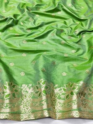 Green zari woven silk blend saree with blouse piece 4