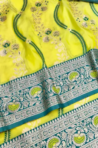 Lime zari woven leheria silk blend saree with blouse piece