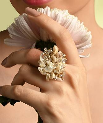 Crystal round ivory shell ring 1