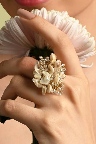 Crystal round ivory shell ring