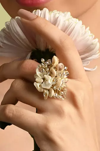 Crystal round ivory shell ring