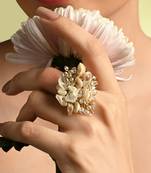 Crystal round ivory shell ring