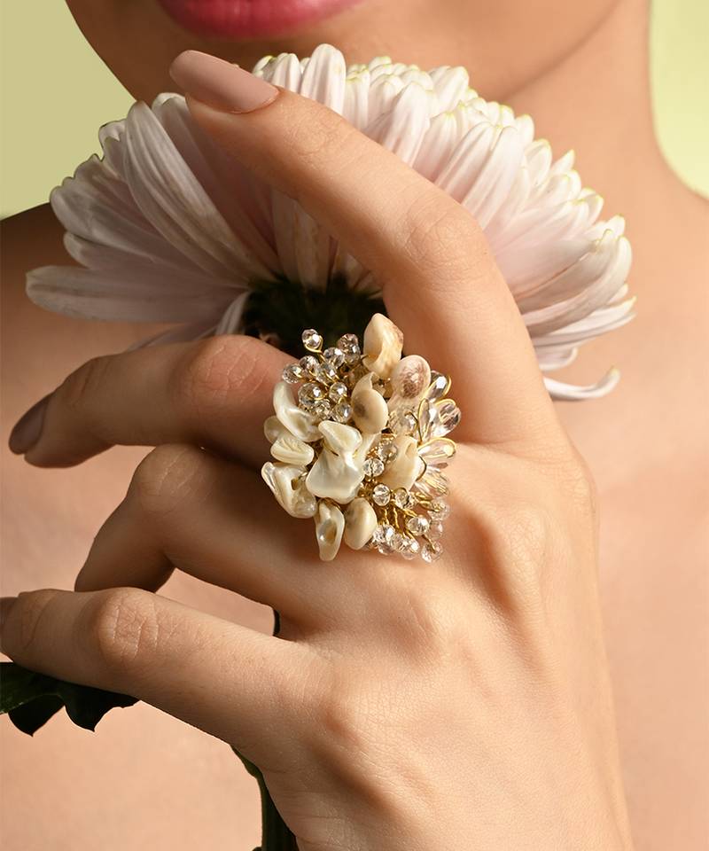 Crystal round ivory shell ring