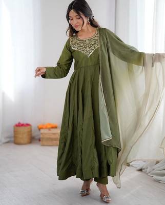 Green crepe embroidered anarkali set 2