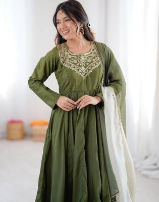 Green crepe embroidered anarkali set 3