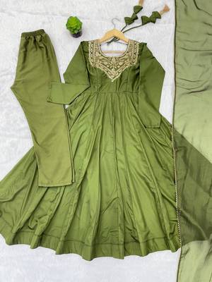 Green crepe embroidered anarkali set 4