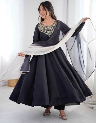 Black crepe embroidered anarkali set 1