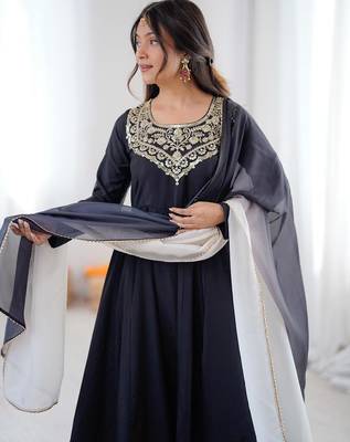Black crepe embroidered anarkali set 3