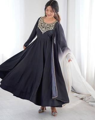 Black crepe embroidered anarkali set 4